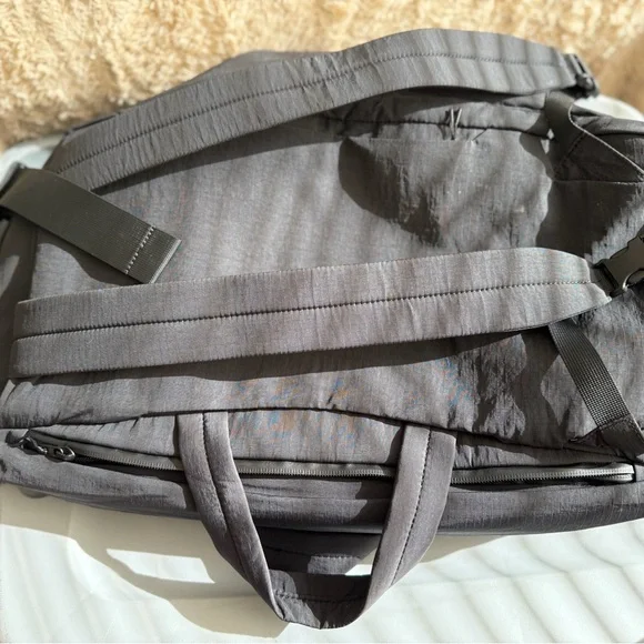 lululemon - lab Convertible Duffle Bag 29L - Picture 2 of 5